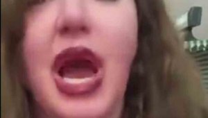 Canlı yayında 8 yaşındaki kızına müstehcen kelimeler kullanan kadın gözaltına alındı