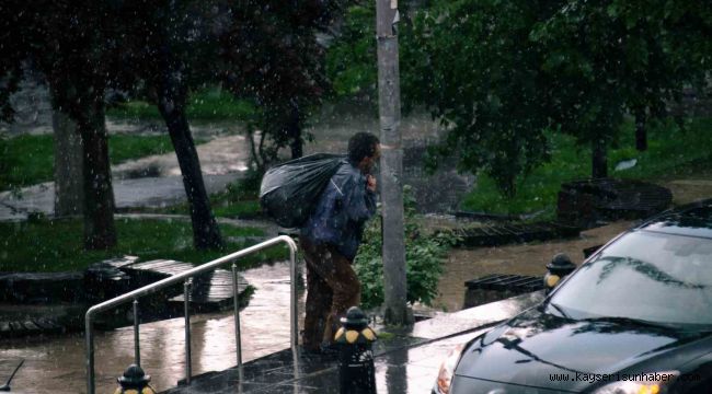 Develi'de sağanak yağış etkisini gösterdi