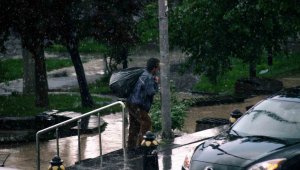 Develi'de sağanak yağış etkisini gösterdi