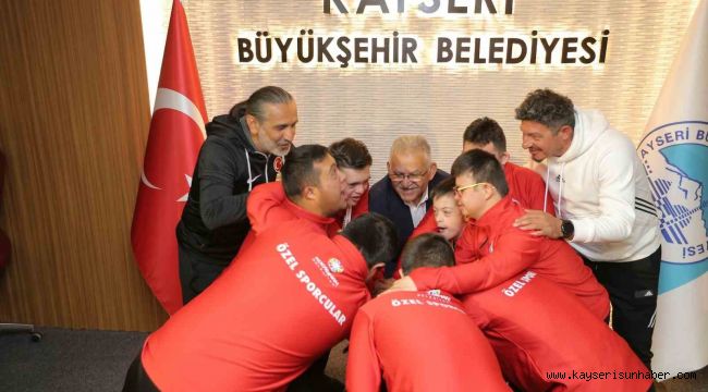 Down Futsal Takımı sporcularından Başkan Büyükkılıç'a sevgi gösterisi