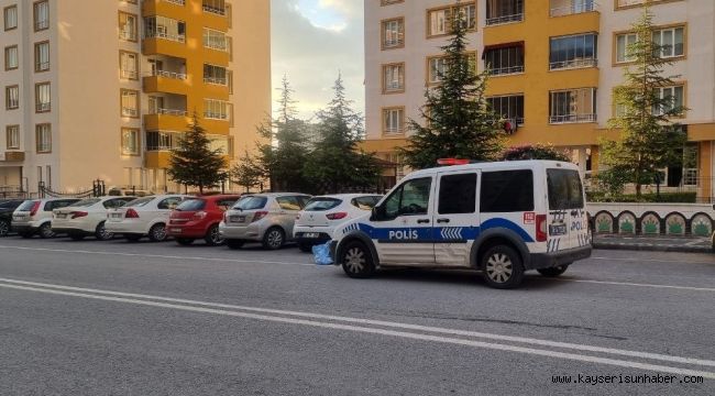 Elindeki kurusıkı tabanca ateş alınca yaralandı