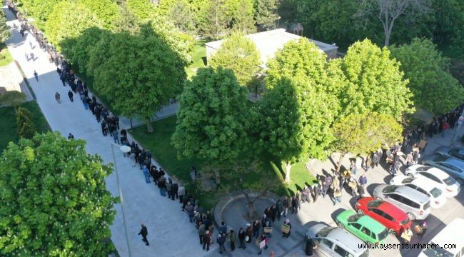 Fide dağıtımında 2 kilometrelik kuyruğu görenler gözlerine inanamadı