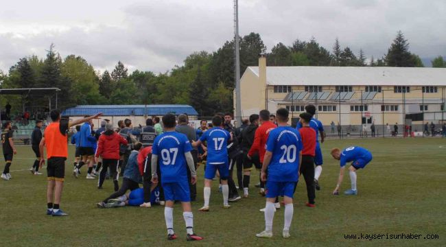 Futbolcular sahada tekme tokat birbirine girdi