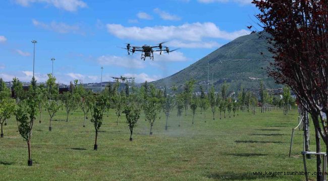 Kayseri Büyükşehir'den park ve mesire alanlarında drone ile ilaçlama hizmeti