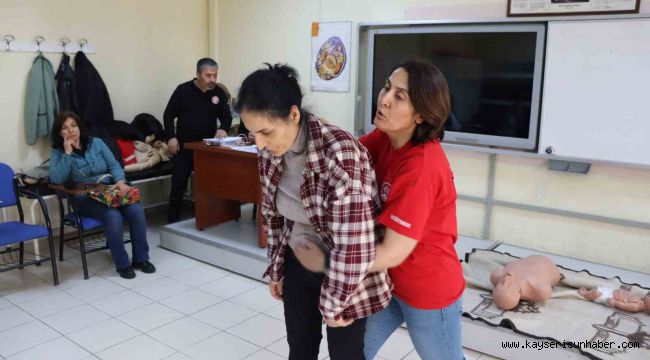 Kayseri'de öğretmenlere "Heimlich manevrası" eğitimi