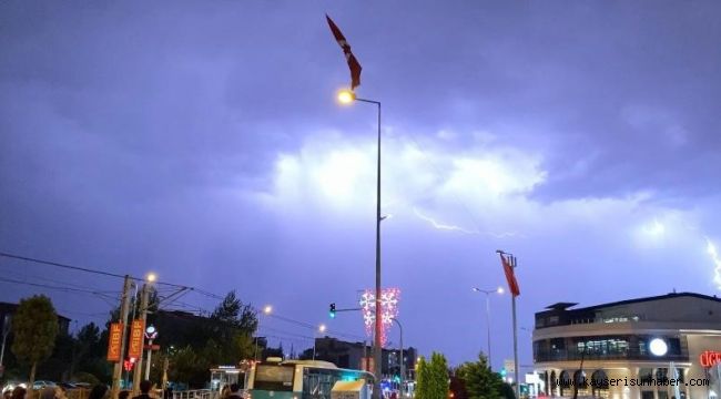 Kayseri'de şimşekler geceyi gündüze çevirdi