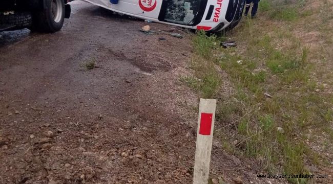 Kaza ihbarına giden ambulans kaza yaptı: 3 yaralı