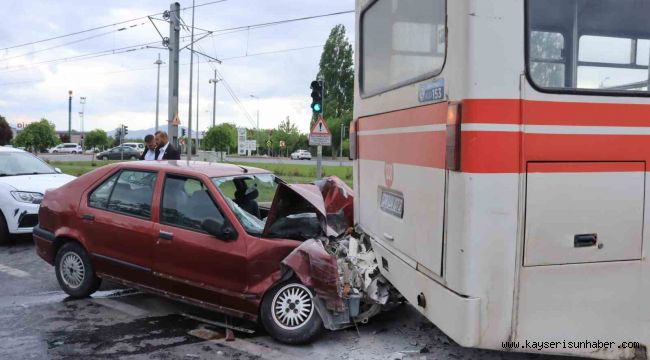 Otomobil belediye otobüsüne çarptı: 4 yaralı