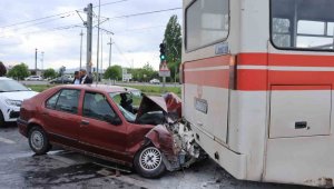 Otomobil belediye otobüsüne çarptı: 4 yaralı