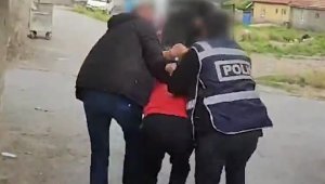 "Evden hırsızlık" suçundan aranıyordu, polisten kaçamadı