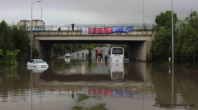 Sağanak yağış su taşkınlarına neden oldu, araçlar mahsur kaldı