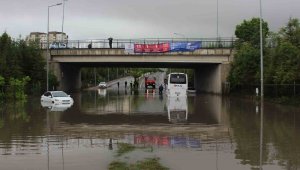 Sağanak yağış su taşkınlarına neden oldu, araçlar mahsur kaldı