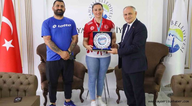 Şampiyon sporcudan Başkan Öztürk'e ziyaret