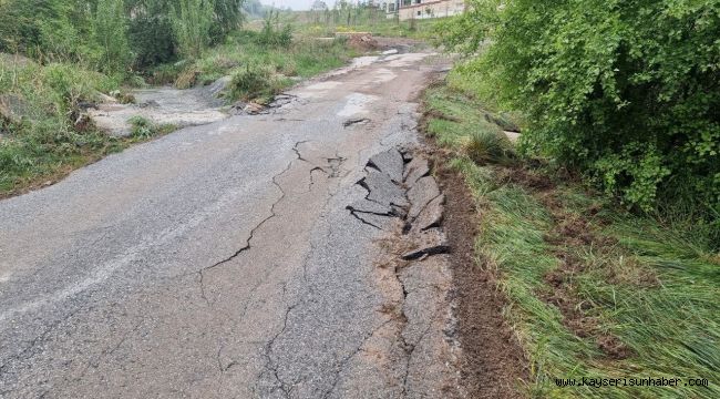 Yağmur suyu taşkını asfaltı çökertti