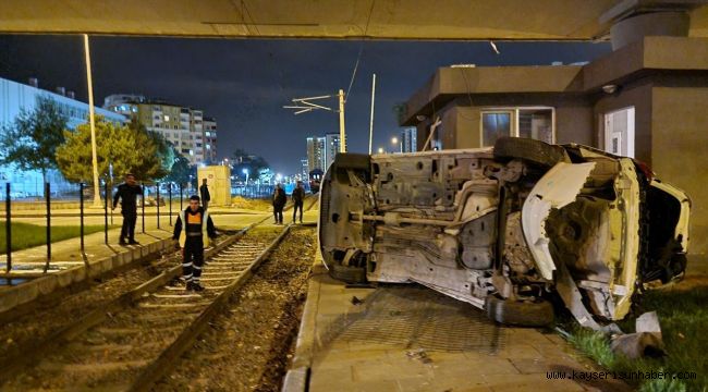 Yolcu treni ile hemzemin geçitte çarpışan otomobil devrildi: 1 yaralı