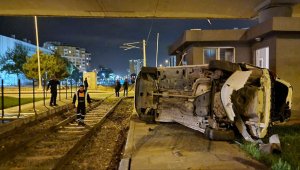 Yolcu treni ile hemzemin geçitte çarpışan otomobil devrildi: 1 yaralı