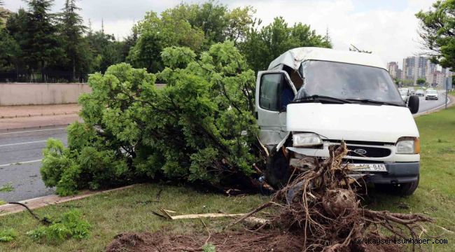Yoldan çıkan panelvan araç refüjdeki ağaca çarptı: 1'i ağır 2 yaralı
