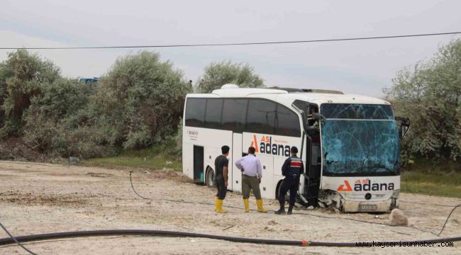 Yoldan çıkan yolcu otobüsü tarlaya girdi: 4 yaralı