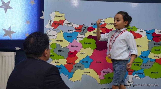 6 yaşında tarih dersi verdi