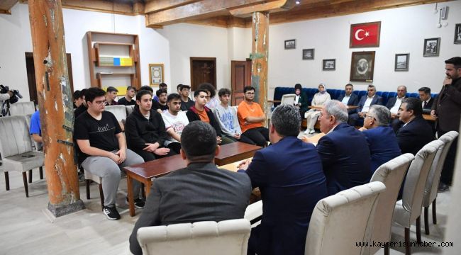 Başkan Büyükkılıç, Talas Gençlik Merkezi'nde gençlerle bir araya geldi