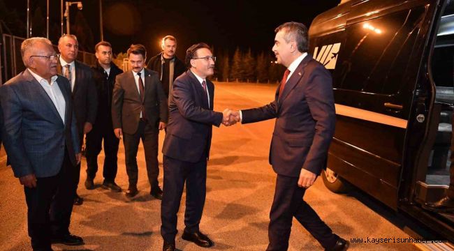 Bakan Tekin tasarruf tedbirlerine uydu, uygulama otelinde kaldı