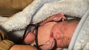 Mahsur kalan anne ekip arabasında doğum yaptı