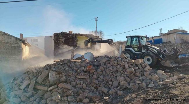 Bünyan'da harabe yapılar yıkıldı