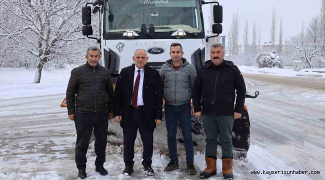 Başkan Öztürk, kar küreme aracıyla yolları temizledi