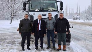 Başkan Öztürk, kar küreme aracıyla yolları temizledi