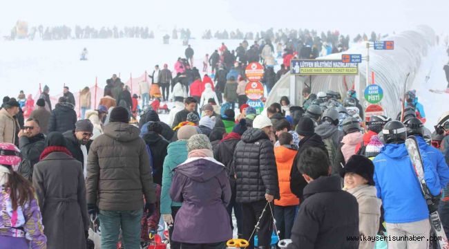Binlerce kişi soluğu Erciyes'te aldı
