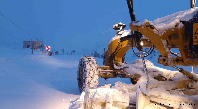Büyükşehir, kardan kapanan 91 mahalle yolunu ulaşıma açtı