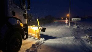 Büyükşehir, kardan kapanan142 mahalle yolunu açtı