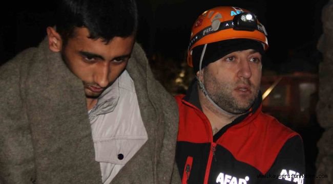 Dağda mahsur kalan 4 genç donmak üzereyken kurtarıldı