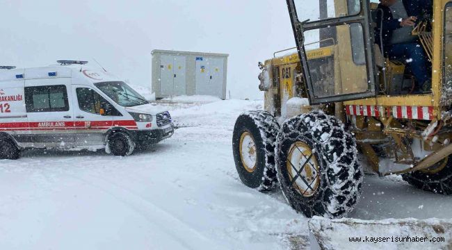 Ekipler ambulansın yolunu açtı, hasta hastaneye yetiştirildi