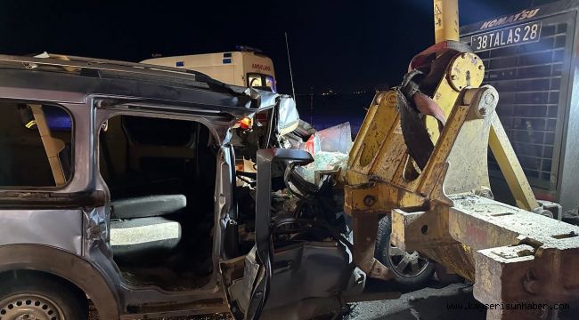 Hafif ticari araç iş makinesine çarptı: 1'i ağır 2 yaralı