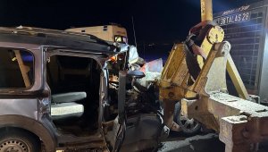 Hafif ticari araç iş makinesine çarptı: 1'i ağır 2 yaralı