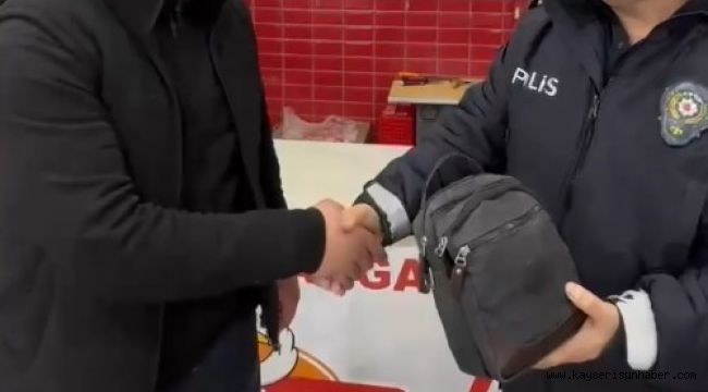Kayseri polisi, bulduğu yüklü miktarda para dolu çantayı sahibine teslim etti