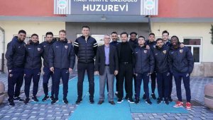 Kayserispor'dan yaşlılara moral ziyareti