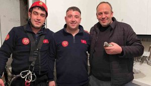 Mahsur kalan güvercini özgürlüğüne itfaiye kavuşturdu