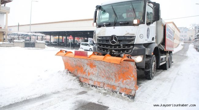 Melikgazi'de karla mücadele kesintisiz sürüyor