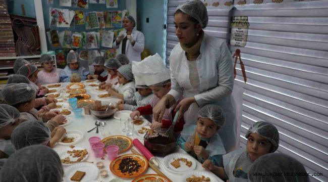 Miniklere özgü kütüphanede 'Kurabiyemi Tasarlıyorum' etkinliği