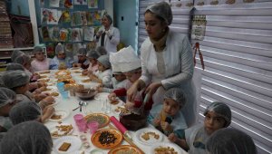 Miniklere özgü kütüphanede 'Kurabiyemi Tasarlıyorum' etkinliği