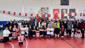 Tomarza'da 'Anne ve Kızları Voleybol Turnuvası' dolu dolu geçti