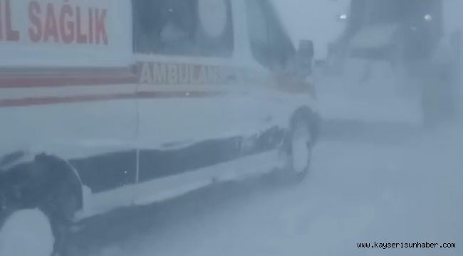 Vakaya giderken karlı yolda kalan ambulansı belediye ekipleri kurtardı