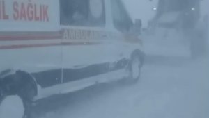 Vakaya giderken karlı yolda kalan ambulansı belediye ekipleri kurtardı