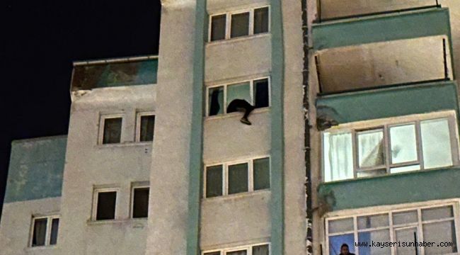 14. katın penceresine çıkan şahıs ikna sonucu indirildi