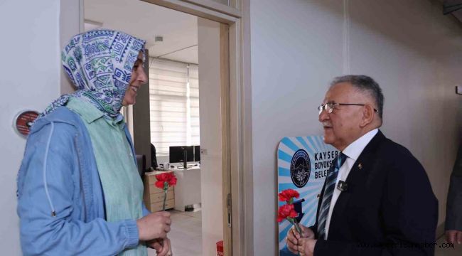 Başkan Büyükkılıç'tan Dünya Kadınlar Günü'ne 'karanfilli' kutlama