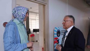 Başkan Büyükkılıç'tan Dünya Kadınlar Günü'ne 'karanfilli' kutlama