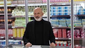 Başkan Çolakbayrakdar, "Her türlü ihtiyaca yanıt veren dost market, yılın 12 ayı hemşehrilerimizin yanında"