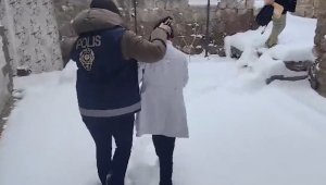 Kayseri'de hırsızlık şüphelileri saklandıkları adreslerde yakalandı